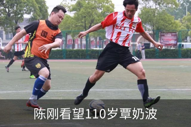 陈刚看望110岁覃奶波